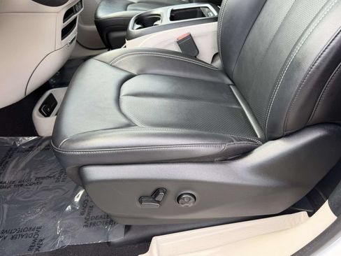 Certified 2024 Chrysler Pacifica Touring-L FWD image 17