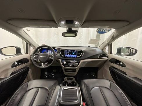 Used 2023 Chrysler Pacifica Touring-L FWD image 16