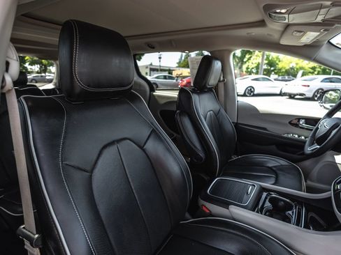 Used 2024 Chrysler Pacifica Limited FWD image 28