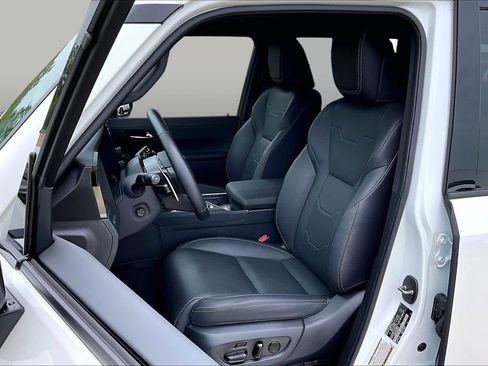Used 2025 Lexus GX 550 w/ Accessory Package (2T) AWD/4WD image 8