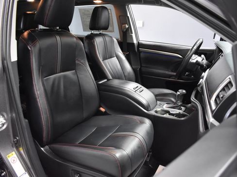Used 2019 Toyota Highlander SE w/ Nightshade Edition AWD/4WD image 14