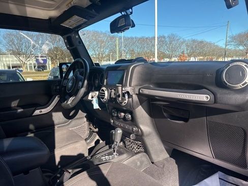 Used 2017 Jeep Wrangler Unlimited Sahara image 16