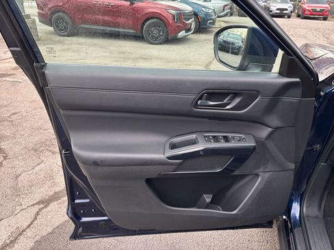 Used 2025 Nissan Pathfinder SV image 18