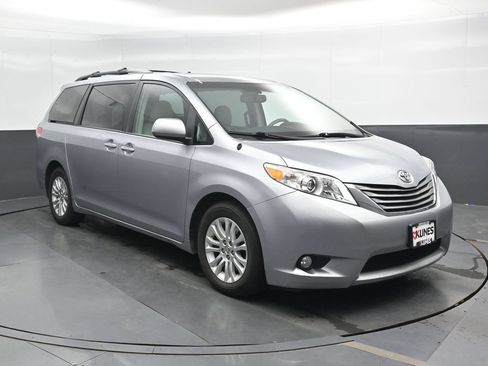 Used 2014 Toyota Sienna XLE FWD image 4