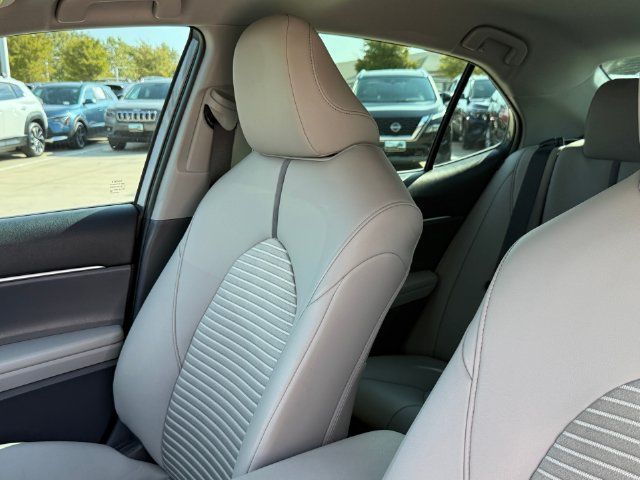 Used 2022 Toyota Camry SE FWD image 11