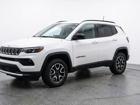 Used 2025 Jeep Compass Trailhawk image 3