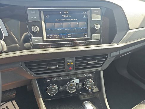 Used 2021 Volkswagen Jetta SE image 16