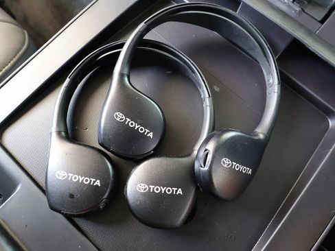 Used 2016 Toyota Sequoia Platinum RWD image 46