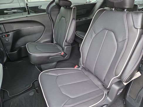 New 2026 Chrysler Pacifica Limited w/ Uconnect Theater Family Group image 6