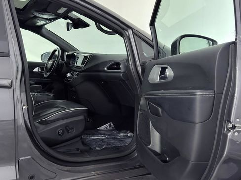 Used 2019 Chrysler Pacifica Limited w/ Advanced Safetytec Group image 25