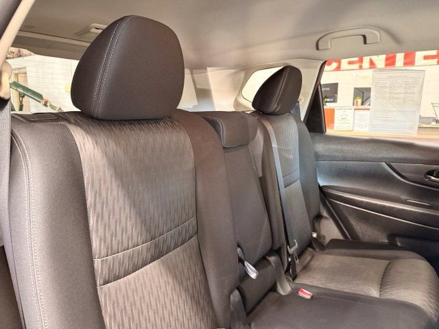 Used 2017 Nissan Rogue SV AWD/4WD image 23