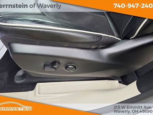 Used 2023 Chrysler Pacifica Limited FWD image 17