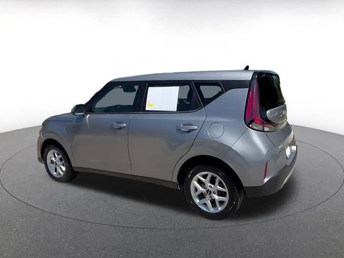 Used 2025 Kia Soul LX w/ LX Technology Package FWD image 9