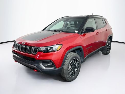 Used 2025 Jeep Compass Trailhawk AWD/4WD image 3