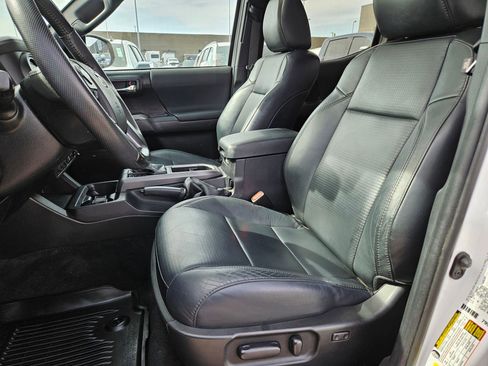 Used 2021 Toyota Tacoma TRD Sport w/ TRD Premium Sport Package AWD/4WD image 15