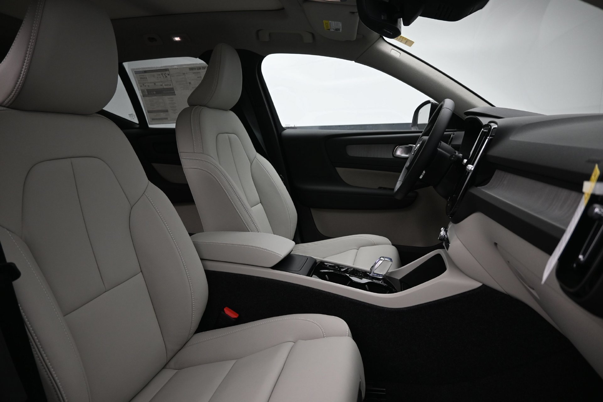 New 2026 Volvo XC40 B4 Plus w/ Protection Package Premier FWD image 33