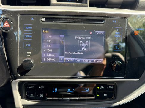 Used 2019 Toyota Corolla SE FWD image 23