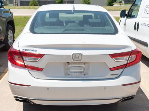 Used 2018 Honda Accord Touring image 5