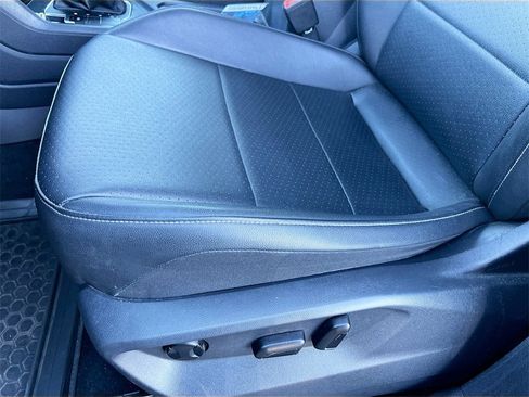 Used 2019 Volkswagen Tiguan SE image 18