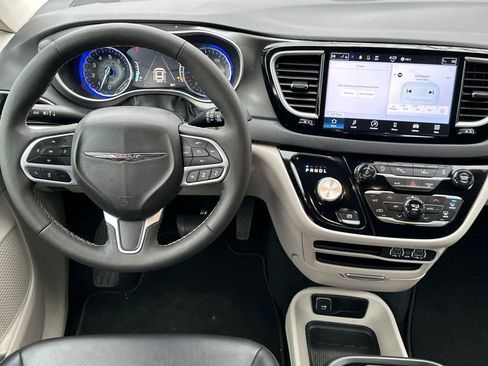 Used 2024 Chrysler Pacifica Touring-L image 14
