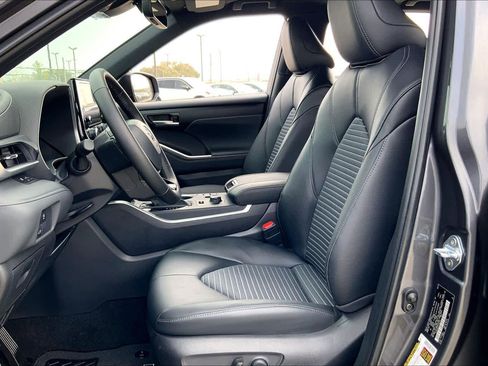 Certified 2025 Toyota Highlander XSE image 8