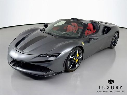 Used 2022 Ferrari SF90 Spider image 4