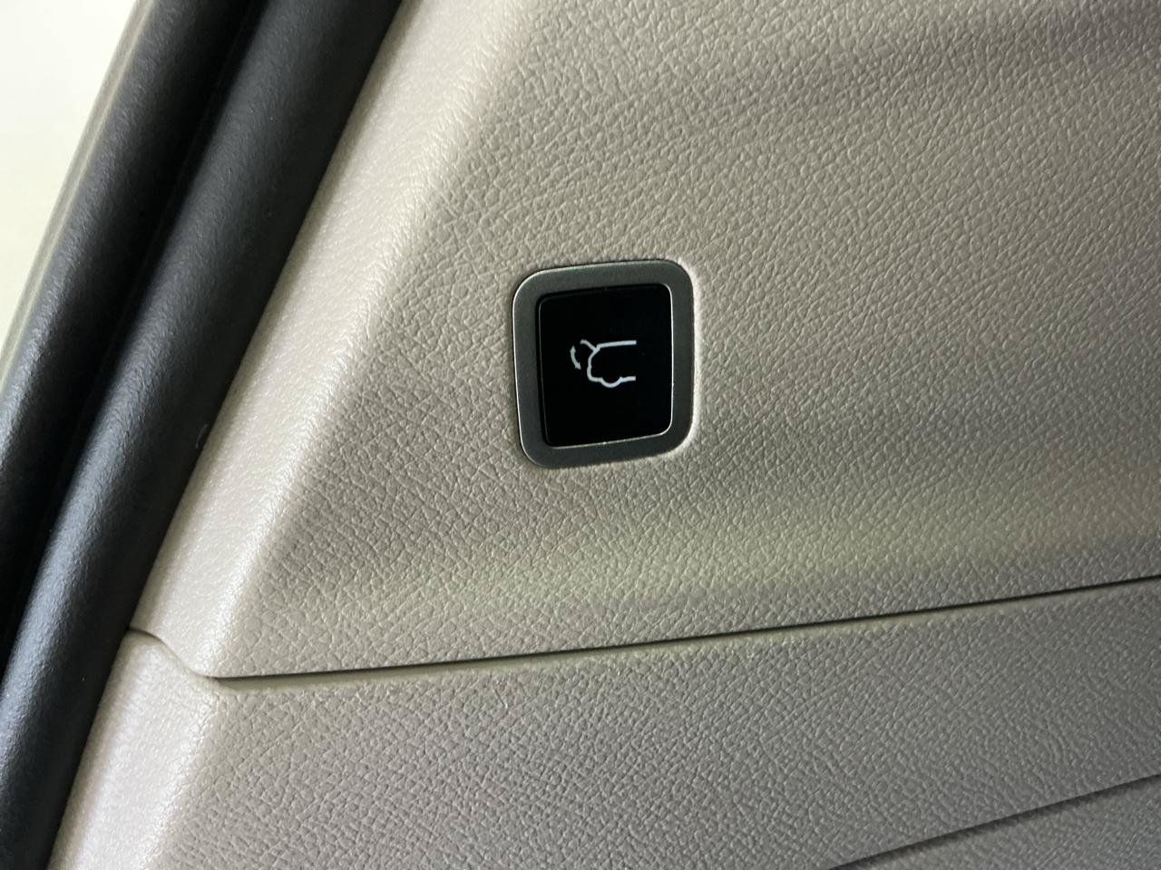 Used 2023 Chrysler Pacifica Limited FWD image 17