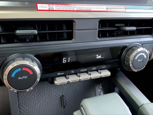 Used 2025 Toyota Tacoma TRD Sport AWD/4WD image 33