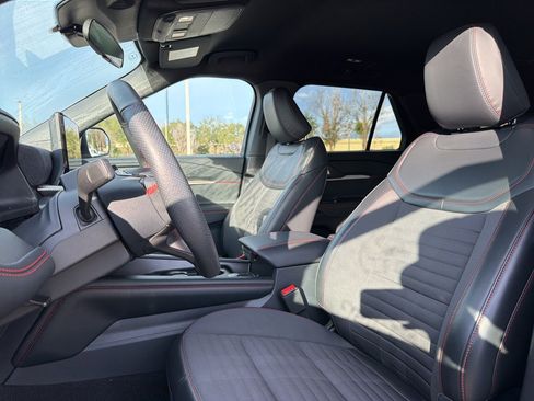 Used 2025 Ford Explorer ST-Line w/ ST-Line Street Pack image 11