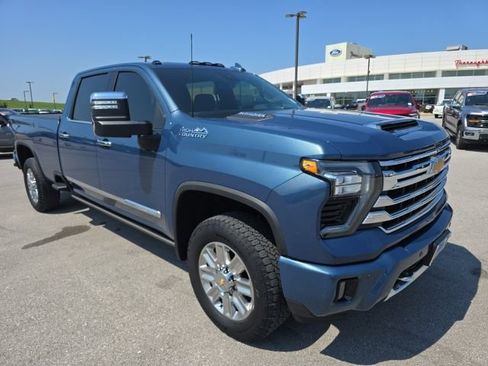 Used 2024 Chevrolet Silverado 2500 High Country w/ Technology Package AWD/4WD image 7