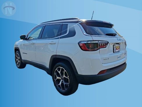 Used 2025 Jeep Compass Limited w/ Mopar Graphics Package AWD/4WD image 11