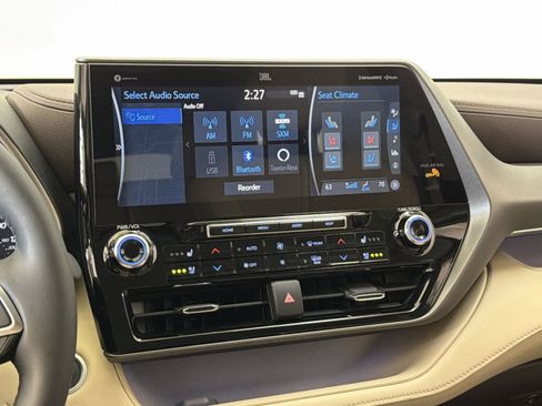 Used 2021 Toyota Highlander Limited FWD image 19