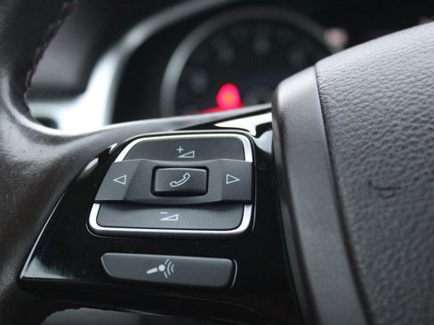 Used 2014 Volkswagen Touareg Hybrid image 26