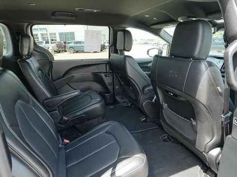 Used 2025 Chrysler Pacifica Select FWD image 24