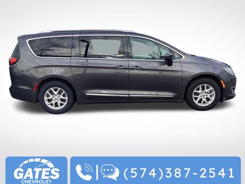 Used 2020 Chrysler Pacifica Touring-L image 9