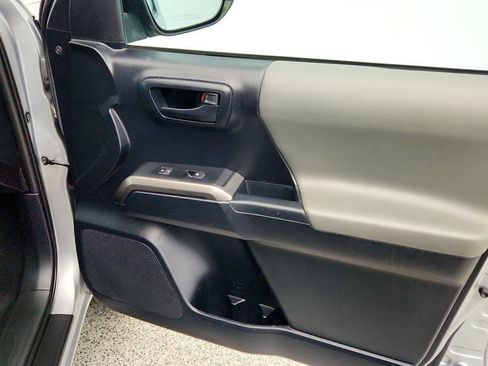 Used 2018 Toyota Tacoma SR5 RWD image 25