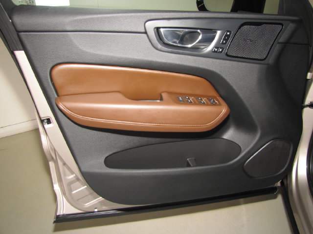 Used 2023 Volvo XC60 B5 Ultimate FWD image 32
