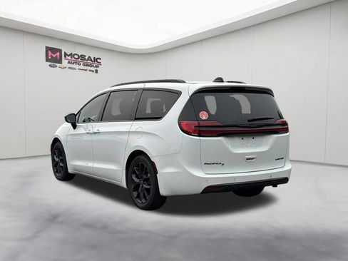 Used 2025 Chrysler Pacifica Limited FWD image 7