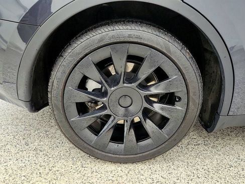 Used 2025 Tesla Model Y Long Range image 9