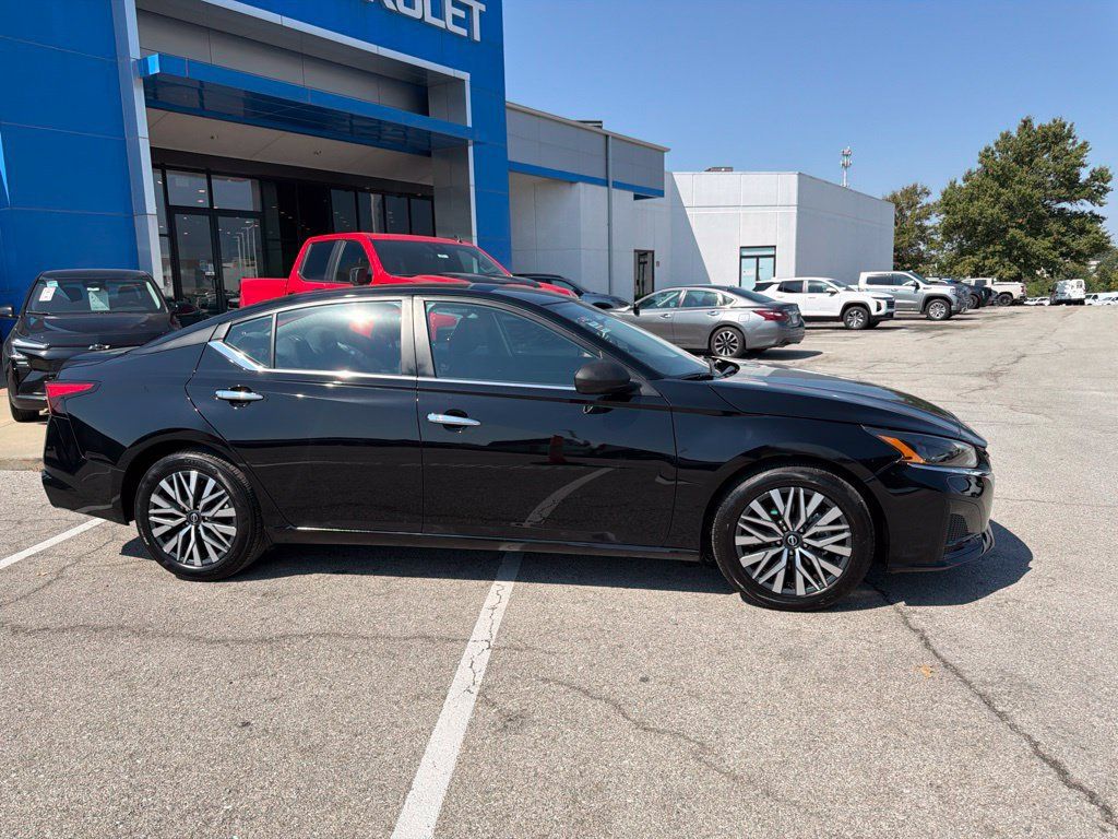 Used 2025 Nissan Altima 2.5 SV FWD image 2