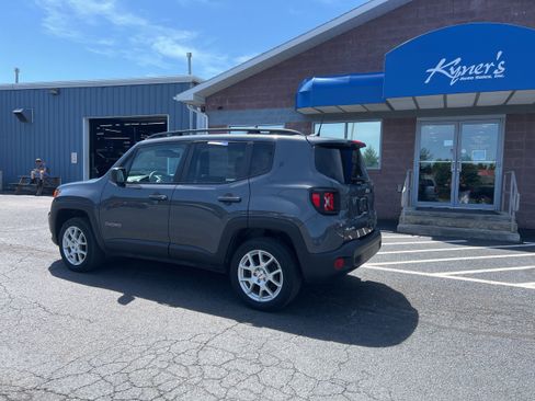 Used 2022 Jeep Renegade Latitude w/ Convenience Group AWD/4WD image 4