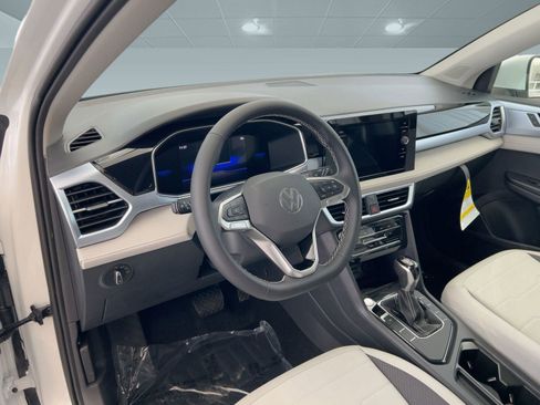 New 2026 Volkswagen Taos SE image 4