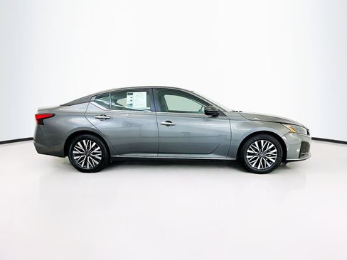 Used 2025 Nissan Altima 2.5 SV FWD image 10
