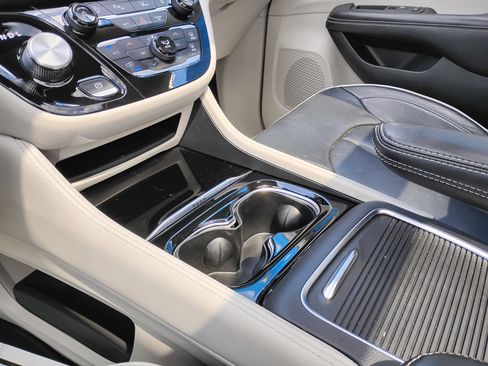 Used 2023 Chrysler Pacifica Limited image 11