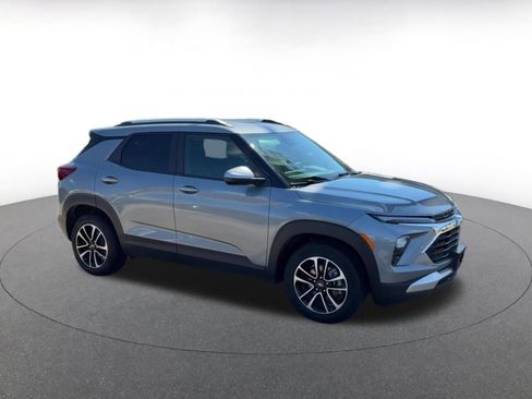 Used 2025 Chevrolet TrailBlazer LT image 2