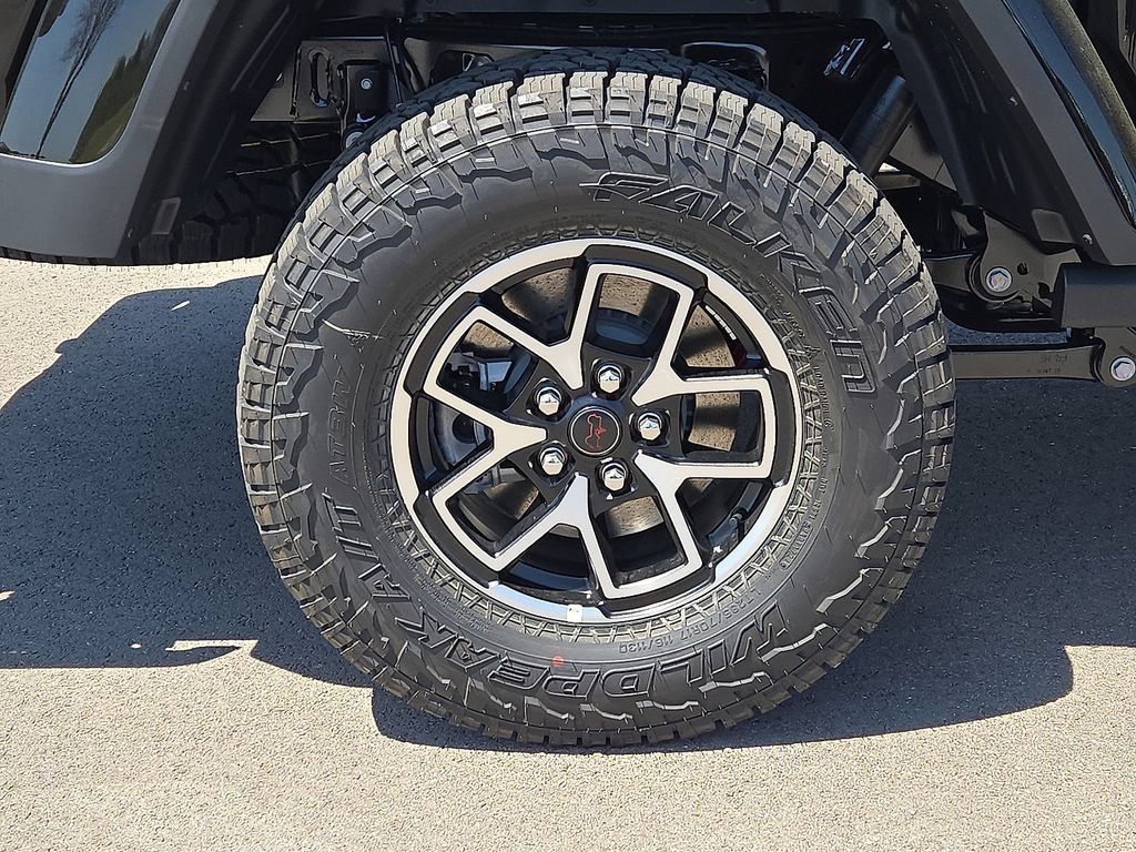 Used 2025 Jeep Gladiator Rubicon AWD/4WD image 13