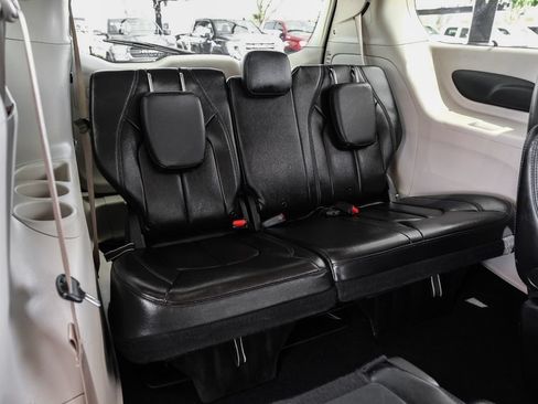 Used 2021 Chrysler Pacifica Touring-L FWD image 44