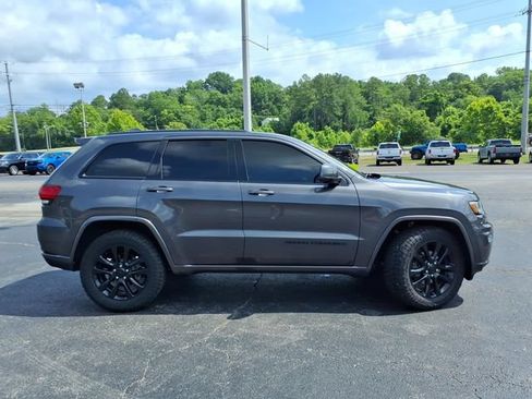 Used 2018 Jeep Grand Cherokee Altitude AWD/4WD image 2
