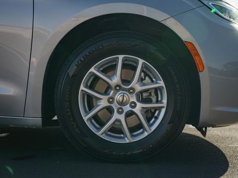 Used 2024 Chrysler Pacifica Touring-L image 10