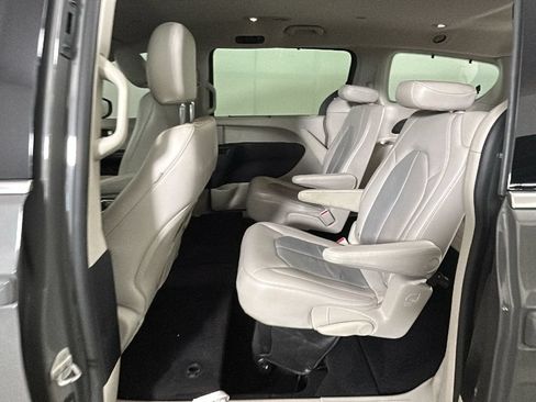 Used 2021 Chrysler Pacifica Touring-L FWD image 28
